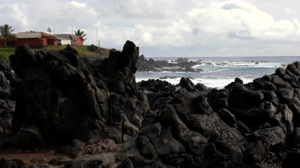 Waves Lap à Rocky Coast à Low View avec station météorologique sur la côte — Video