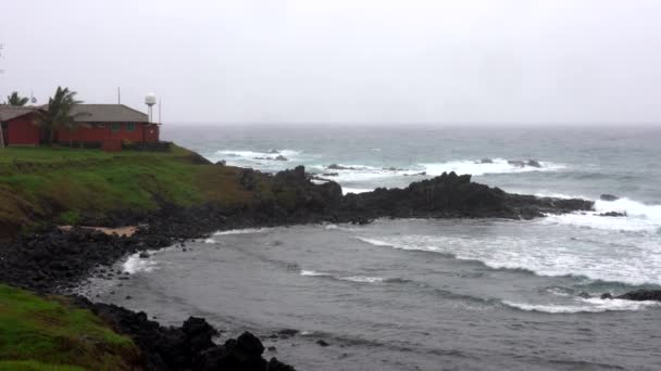 Golven ronde op rotsachtige kust met weer station op horizon — Stockvideo