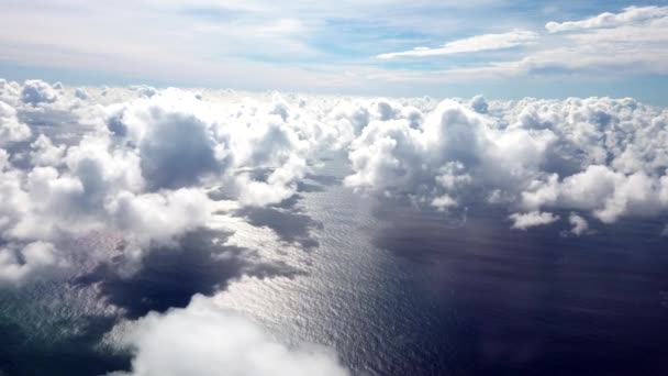 Vliegtuig venster-vliegen over pluizige wolken — Stockvideo