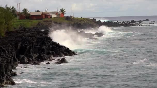 Golven ronde bij rotsachtige kust met weer station — Stockvideo