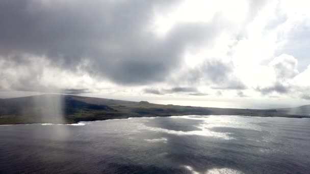 Finestra dell'aereo - Avvicinarsi all'isola di Pasqua con la pioggia in lontananza — Video Stock