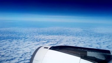 Uçaktan Görünüm Penceresi Motoru ve Sonsuz Bulutları Gösterir