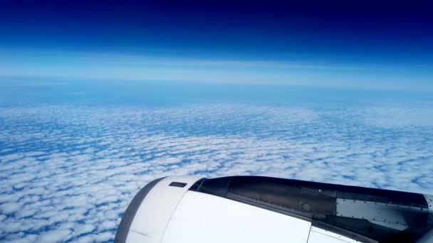 Kilátás a repülőgép ablakából A motor és a végtelen felhők — Stock videók