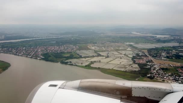 View From Airplane Window Shows Engine Approach into Guayaquil, Ecuador — Stock Video