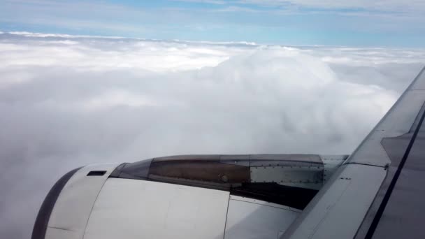 Weergave van vliegtuig venster toont motor en breken door wolken — Stockvideo
