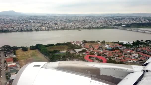 Weergave van vliegtuig venster toont motor bij definitieve aanpak in Guayaquil, Ecuador — Stockvideo