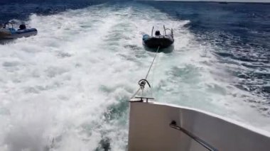 Galapagos, Ekvador - 2019-06-20 - İki iniş teknesi tur teknesinin arkasına çalınır