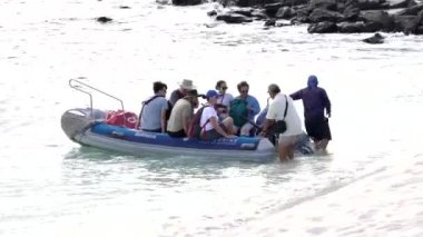 Galapagos, Ekvador - 2019-06-20 - Turist iniş teknesi sahile geldi