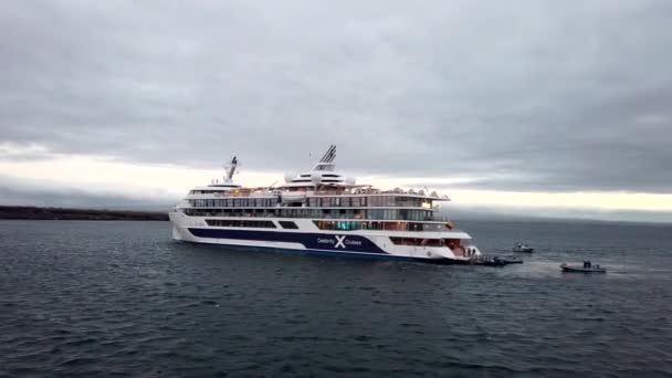 Galapagos, Ecuador - 2019-06-20 - Landing craft passes large tour boat — Stockvideo