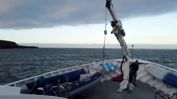 Galápagos, Ecuador - 2019-06-20 - El cabrestante del barco se retrae después de que la embarcación de desembarco esté a bordo — Vídeo de stock