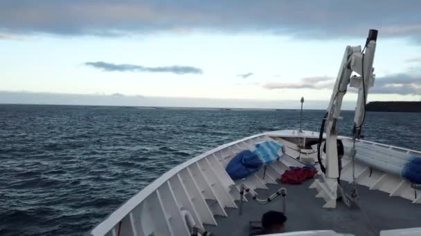 Galapagos, Ekvador - 2019-06-20 - Tekne vinç iniş gemisi almak için preparattion uzanır — Stok video