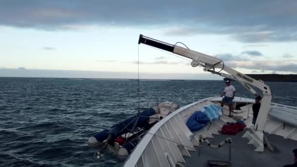 Galápagos, Ecuador - 2019-06-20 - Landing Craft es Winched On Board Tour Boat — Vídeo de stock