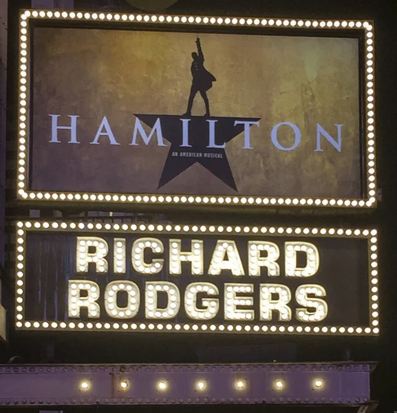 Manhattan'da Richard Rodgers Işıklı Sign Out Theater by Hamiton Show