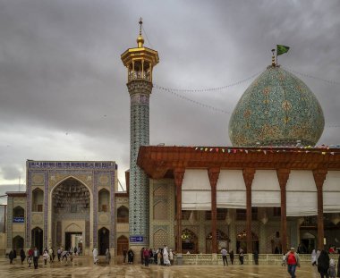 Shiraz, İran - 2019-04-09 - Şah Ceragh Tapınağı - merkez avlu
