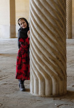 Shiraz, İran - 2019-04-08 - Kadın Vakil Camii 'nin flütlü kolunun yanında duruyor
