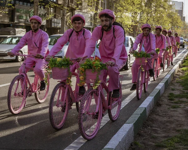 Teherán, Írán - 2019-04-03 - Muži jezdí na kolech v růžové propagovat nové půjčovny kol — Stock fotografie