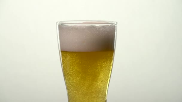 Slow Motion Pale Ale Beer Glass - wirujące bąbelki wznoszą się pod pełną głową pianki — Wideo stockowe