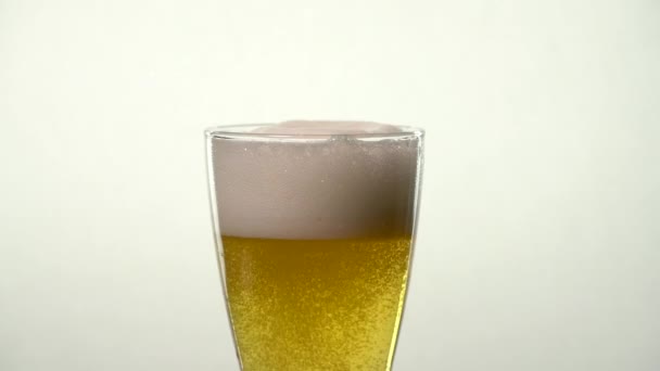 Slow Motion Bleke Ale Beer Glass - Bubbels rijzen op onder volle schuimkop — Stockvideo