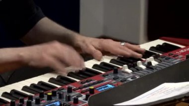 Cuenca, Ekvador - 2019-09-29 - Rock Bandosu Oturumu - Klavye yakın görüntüsü