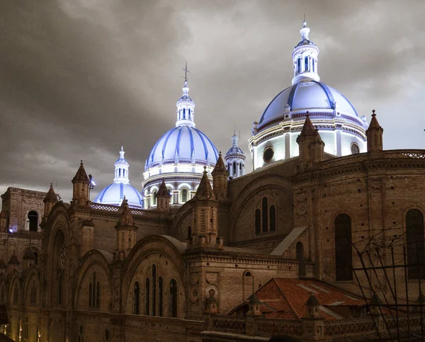 Cúpulas famosas da Nova Catedral em Cuenca, Equador, sobem sobre o horizonte da cidade ao entardecer — Fotografia de Stock