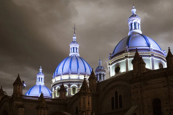 Знаменитые куполы нового собора в Куэнке, Эквадор, возвышаются над горизонтом города в сумерках — стоковое фото