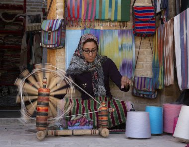 İsfahan, İran - 2019-04-12 - Kadın manuel dönme makinesinde iplik çeviriyor