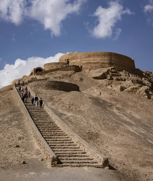 Yazd, İran - 2019-04-11 - Merdivenler bir zamanlar insan ayininin yapıldığı Sessizlik Kulesi 'nin tepesine çıkıyor — Stok fotoğraf