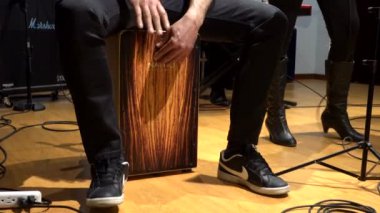 Cuenca, Ekvador - 2019-09-29 - Rock Band Grup Stüdyosu - Cajon Davul Kapatma Solu