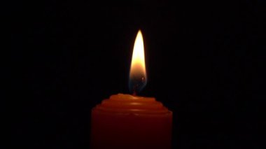 Mum Alevi Yavaş Hareketi - Kırmızı mum yanar Üç denemeden sonra söner