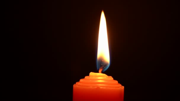 Kerzenflamme - rote Kerze wird im Dunkeln ausgeblasen — Stockvideo