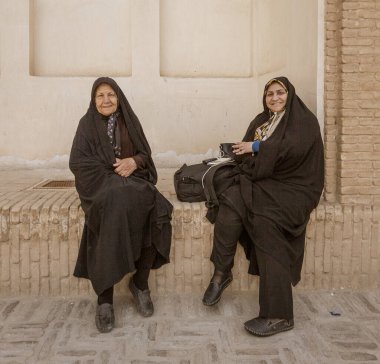 Kashan, İran - 2019-04-14 - Abyaneh köyünde yabancı fotoğrafçıya iki kadın gülümsüyor