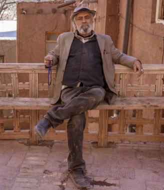 Kashan, İran - 2019-04-14 - Abyaneh köyündeki yabancı fotoğrafçıya gülümsüyor