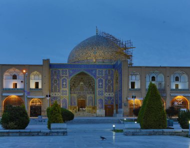 Kashan, İran - 2019-04-14 - Naqshe Cehan Meydanı, gün batımından sonra mavi saat