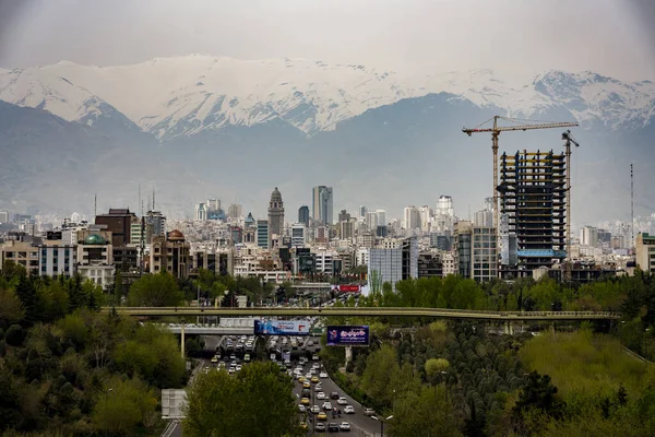 Tahran, İran - 2019-04-16 - Doğa Köprüsü 'nde görülen şehir silueti — Stok fotoğraf