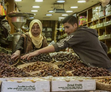 Amman, Jordan - 2019-04-18 Kadın müşteri almak istediği tarihi belirtiyor