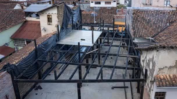 Cuenca, Equador - 2019-09-01- Construção de apartamentos Timelapse - Base metálica estabelecida para o segundo andar para preparar o concreto para despejar — Vídeo de Stock