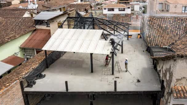 Cuenca, Ecuador - 2019-09-01- Appartement Bouw Timelapse - Gazebo Dak Basis geïnstalleerd — Stockvideo