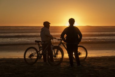 La Serena, Şili - 2019-06-29 - İnsanlar gün batımında sahilde siluet oluşturdular