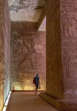 Aswan, Mısır - 2019-04-29 - Abu Simbel tapınağı heykelleri ve hiyerglifleri