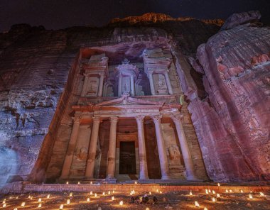 Petra, Jordan - 2019-04-22 - Geceleri mumlarla aydınlatılan hazine