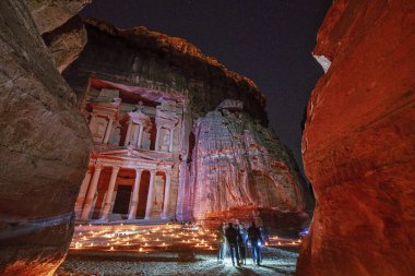 Petra, Jordan - 2019-04-22 - Geceleri mumlarla aydınlatılan hazine
