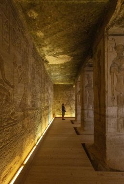 Aswan, Mısır - 2019-04-29 - Abu Simbel tapınağı heykelleri ve hiyerglifleri