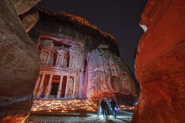 Petra, Jordanie - 2019-04-22 - Treasurey la nuit allumé par des bougies — Photo