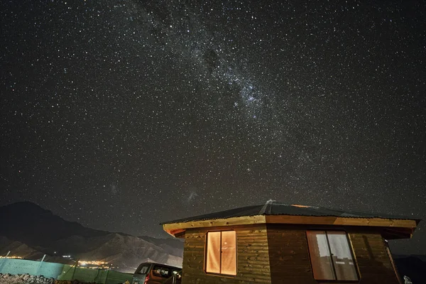 La Serena, Chile - 2019-06-30 - Droga Mleczna świeci nad małą chatką na pustyni — Zdjęcie stockowe