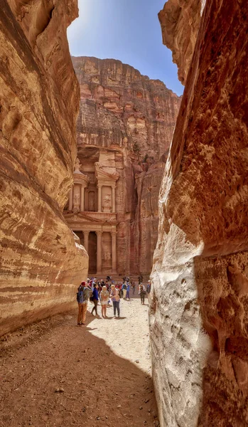 Petra, Jordanië - 2019-04-22 - Siq toegang tot Treasury — Stockfoto