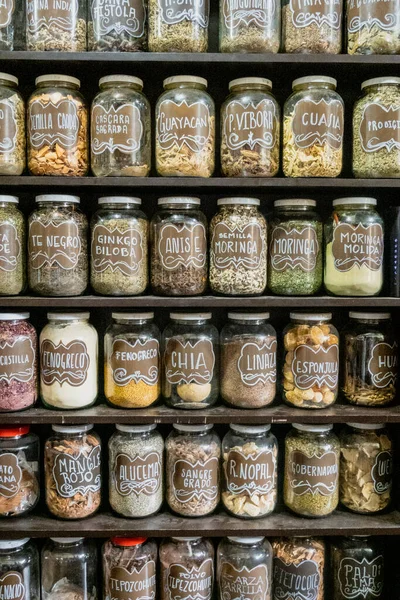 Pots sur une étagère de magasin étiquetés avec diverses épices — Photo