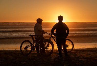 La Serena, Şili - 2019-06-29 - İnsanlar gün batımında sahilde siluet oluşturdular