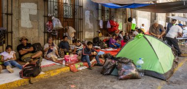 Oaxaca, Meksika - 2019-11-30 - Yeni okullar ve maaşlar için protesto sırasında öğretmen kampı