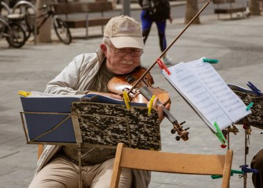 Tel Aviv, İsrail - 2019-04-27 - Sahildeki sahil yolunda oynayan yaşlı adamlardan oluşan string üçlüsü