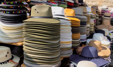 Santa Cruz, Meksika - 2019-11-26 - Şapkalar sokak satıcıları tarafından satılmak üzere yığınlar halinde oturur